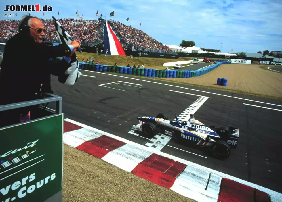 Dann kam die Saison 1994 und der tragische Unfall von Ayrton Senna. Nach dem Tod des Brasilianers musste der unerfahrene Hill die Rolle des Teamleaders übernehmen und wuchs in diese hinein. Nachdem er sich 1994 und 1995 im WM-Duell noch Michael Schumacher geschlagen geben musste, kam 1996 seine große Stunde. Hill wurde als erster Sohn eines früheren Weltmeister ebenfalls Titelträger in der Formel 1. Foto zur News: Dann kam die Saison 1994 und der tragische Unfall von Ayrton Senna. Nach dem Tod des Brasilianers musste der unerfahrene Hill die Rolle des Teamleaders übernehmen und wuchs in diese hinein. Nachdem er sich 1994 und 1995 im WM-Duell noch Michael Schumacher geschlagen geben musste, kam 1996 seine große Stunde. Hill wurde als erster Sohn eines früheren Weltmeister ebenfalls Titelträger in der Formel 1.