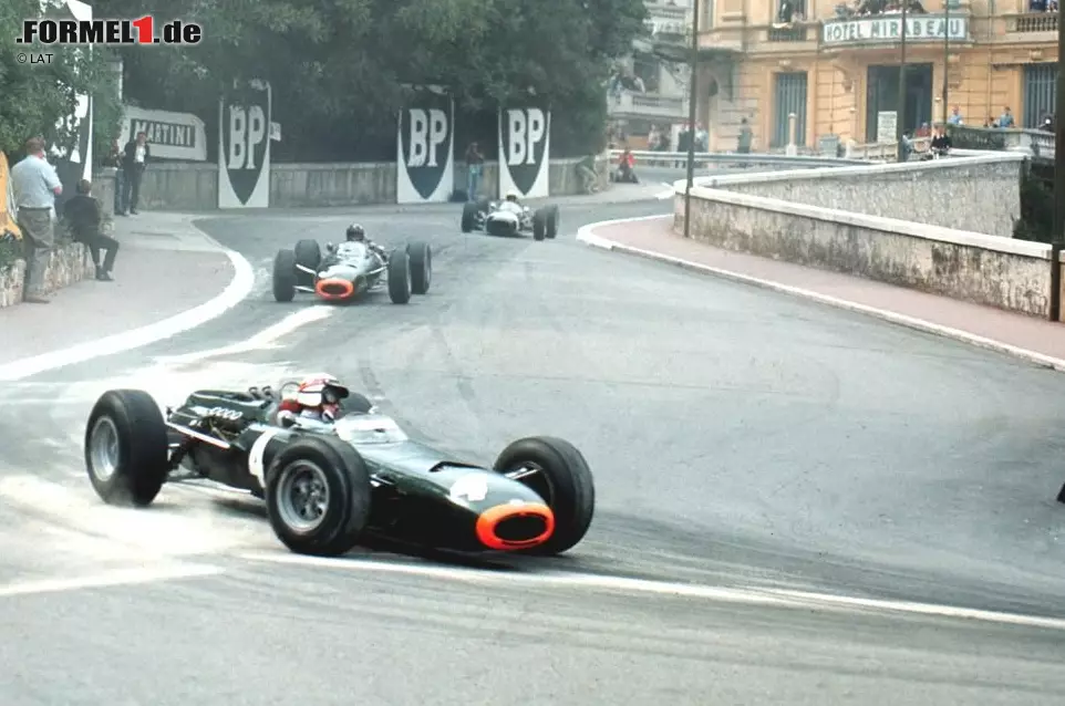 Mit dem Indy 500, Le Mans und dem Grand Prix von Monaco gewann Hill die drei berühmtesten Rennen der Welt. Vor allem in Monte Carlo fühlte sich Hill, hier 1965 im BRM, immer besonders wohl. Fünf Mal gewann Hill den Grand Prix im Fürstentum an der Cote d'Azur. 1975 kam er bei einem Flugzeugabsturz ums Leben. Foto zur News: Mit dem Indy 500, Le Mans und dem Grand Prix von Monaco gewann Hill die drei berühmtesten Rennen der Welt. Vor allem in Monte Carlo fühlte sich Hill, hier 1965 im BRM, immer besonders wohl. Fünf Mal gewann Hill den Grand Prix im Fürstentum an der Cote d'Azur. 1975 kam er bei einem Flugzeugabsturz ums Leben.