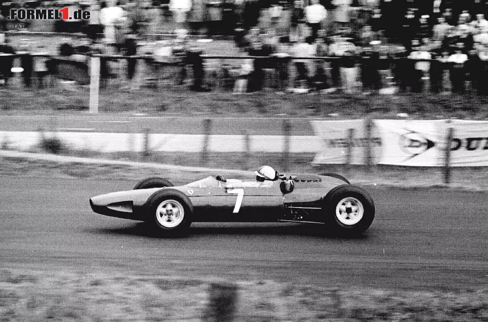 Platz 12: John Surtees, 111 Grands Prix. Surtees begann seine Motorsport-Karriere auf zwei Rädern und fuhr Ende der 1950er-Jahre in der Motorrad-Weltmeisterschaft von Erfolg zu Erfolg. Insgesamt sieben WM-Titel gewann der Brite. Von 1960 bis 1972 ging er dann in der Formel 1 an den Start und war auch dort erfolgreich. 1964 wurde Surtees mit Ferrari Weltmeister. Bis heute ist es keinem zweiten Fahrer gelungen, WM-Titel in der Formel 1 und im Motorradsport zu gewinnen. Foto zur News: Platz 12: John Surtees, 111 Grands Prix. Surtees begann seine Motorsport-Karriere auf zwei Rädern und fuhr Ende der 1950er-Jahre in der Motorrad-Weltmeisterschaft von Erfolg zu Erfolg. Insgesamt sieben WM-Titel gewann der Brite. Von 1960 bis 1972 ging er dann in der Formel 1 an den Start und war auch dort erfolgreich. 1964 wurde Surtees mit Ferrari Weltmeister. Bis heute ist es keinem zweiten Fahrer gelungen, WM-Titel in der Formel 1 und im Motorradsport zu gewinnen.