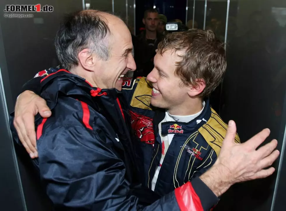 Franz Tost (Toro-Rosso-Teamchef, auch bei Vettels erstem Sieg in Monza 2008): "Unsere Gratulationen gehen an Sebastian Vettel und Red Bull Racing, für ihren tollen Erfolg heute. Seb hat seinen vierten Titel geholt und das Team ebenfalls. Sebastian weiß, was er will, und verfolgt seine Ziele ohne Schnörkel. Er besitzt das Format von Ayrton Senna, Alain Prost oder Michael Schumacher." Foto zur News: Franz Tost (Toro-Rosso-Teamchef, auch bei Vettels erstem Sieg in Monza 2008): "Unsere Gratulationen gehen an Sebastian Vettel und Red Bull Racing, für ihren tollen Erfolg heute. Seb hat seinen vierten Titel geholt und das Team ebenfalls. Sebastian weiß, was er will, und verfolgt seine Ziele ohne Schnörkel. Er besitzt das Format von Ayrton Senna, Alain Prost oder Michael Schumacher."