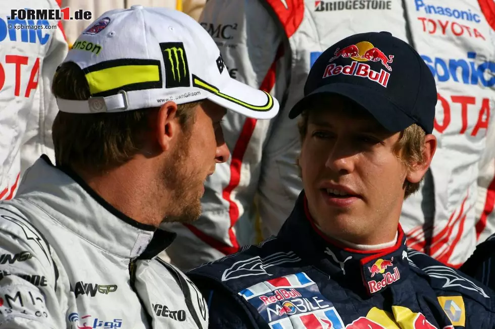 Jenson Button (McLaren-Fahrer, letzter Weltmeister vor der Vettel-Ära): "Es ist schon etwas Besonderes, wenn jemand vier WM-Titel gewinnt. Gratulation dazu. Man sagt ja oft: 'Ja, aber er hatte auch das beste Auto.' Niemand gewinnt aber die WM in einem schlechten Auto. Er hat es gut gemacht und genau das getan, was man von ihm erwartet hat. Sehr beeindruckend. Adrian Newey hat bewiesen, wie gut er ist, und Sebastian hat es mit einem Sieg gut nach Hause gebracht. Leute versuchen immer, dem Fahrer und dem Team gewisse Prozente zuzuordnen, aber es ist das komplette Paket. Sie haben es zusammen viermal in Folge gewonnen." Foto zur News: Jenson Button (McLaren-Fahrer, letzter Weltmeister vor der Vettel-Ära): "Es ist schon etwas Besonderes, wenn jemand vier WM-Titel gewinnt. Gratulation dazu. Man sagt ja oft: 'Ja, aber er hatte auch das beste Auto.' Niemand gewinnt aber die WM in einem schlechten Auto. Er hat es gut gemacht und genau das getan, was man von ihm erwartet hat. Sehr beeindruckend. Adrian Newey hat bewiesen, wie gut er ist, und Sebastian hat es mit einem Sieg gut nach Hause gebracht. Leute versuchen immer, dem Fahrer und dem Team gewisse Prozente zuzuordnen, aber es ist das komplette Paket. Sie haben es zusammen viermal in Folge gewonnen."