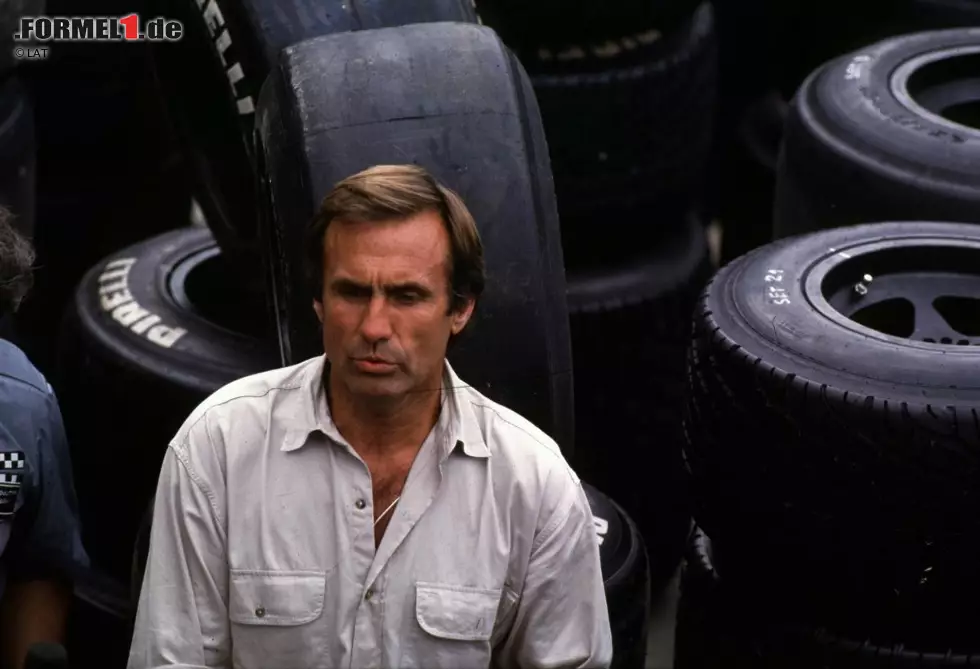 Carlos Reutemann (ehemaliger Formel-1-Fahrer, heute argentinischer Politiker): "Es stimmt, dass sein Auto einen enormen technischen Vorteil hat, aber es scheint trotzdem, dass er damit Dinge anstellen kann, die andere nicht können. Bis Silverstone hatte Red Bull nicht die gleiche Dominanz wie jetzt. Sie haben die neuen Reifen erzwungen - und damit kommen sie eindeutig besser zurecht. Damit möchte ich aber nicht die technische Überlegenheit von Adrian Newey schmälern, den ich für den brillantesten und fähigsten Techniker in der Geschichte der Formel 1 halte. Ich bin von Sebastian beeindruckt. Fernando Alonso ist auch so gut wie der Deutsche, aber Ferrari hat technisch nicht das beste Jahr. Und Lewis Hamilton darf man nicht vergessen." Foto zur News: Carlos Reutemann (ehemaliger Formel-1-Fahrer, heute argentinischer Politiker): "Es stimmt, dass sein Auto einen enormen technischen Vorteil hat, aber es scheint trotzdem, dass er damit Dinge anstellen kann, die andere nicht können. Bis Silverstone hatte Red Bull nicht die gleiche Dominanz wie jetzt. Sie haben die neuen Reifen erzwungen - und damit kommen sie eindeutig besser zurecht. Damit möchte ich aber nicht die technische Überlegenheit von Adrian Newey schmälern, den ich für den brillantesten und fähigsten Techniker in der Geschichte der Formel 1 halte. Ich bin von Sebastian beeindruckt. Fernando Alonso ist auch so gut wie der Deutsche, aber Ferrari hat technisch nicht das beste Jahr. Und Lewis Hamilton darf man nicht vergessen."