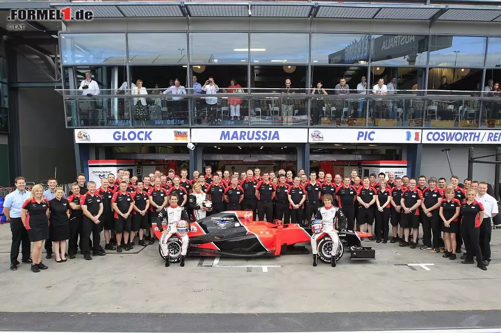 Wenige Monate später ist es soweit: Im März 2012 wird Maria de Villota als Testpiloten bei Marussia vorgestellt. Auf dem offiziellen Mannschaftsfoto mit den beiden Stammfahrern Timo Glock und Charles Pic ist die blonde Spanierin genauso vertreten wie der MR01, der Marussia-Rennwagen, den sie später im Jahr zu Testzwecken pilotieren wird. Foto zur News: Wenige Monate später ist es soweit: Im März 2012 wird Maria de Villota als Testpiloten bei Marussia vorgestellt. Auf dem offiziellen Mannschaftsfoto mit den beiden Stammfahrern Timo Glock und Charles Pic ist die blonde Spanierin genauso vertreten wie der MR01, der Marussia-Rennwagen, den sie später im Jahr zu Testzwecken pilotieren wird.