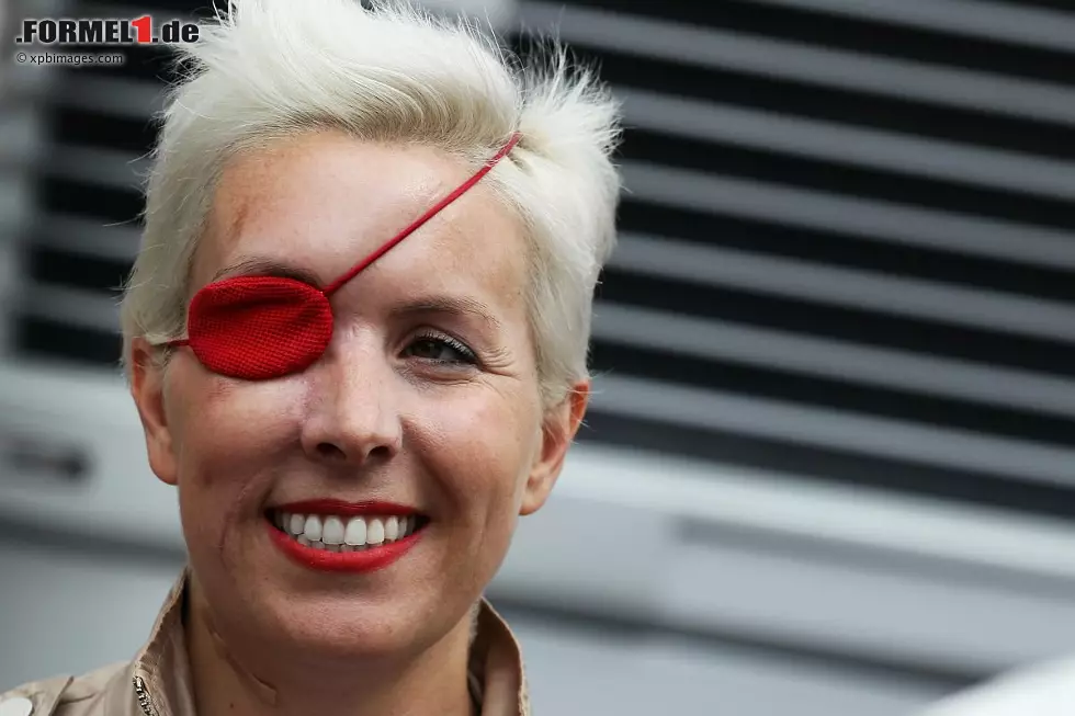 Im Oktober 2012 spricht Maria de Villota erstmals über ihren Unfall und dessen Folgen, beim Großen Preis von Spanien 2013 zeigt sie sich auch wieder im Formel-1-Fahrerlager. Ihr Aussehen hat sich komplett gewandelt: Über ihrem rechten Auge, das die Ärzte nicht retten konnten, trägt sie eine Augenklappe, die blonden Haare mittlerweile sehr kurz. Doch ihr Lächeln hat de Villota nicht verloren. Foto zur News: Im Oktober 2012 spricht Maria de Villota erstmals über ihren Unfall und dessen Folgen, beim Großen Preis von Spanien 2013 zeigt sie sich auch wieder im Formel-1-Fahrerlager. Ihr Aussehen hat sich komplett gewandelt: Über ihrem rechten Auge, das die Ärzte nicht retten konnten, trägt sie eine Augenklappe, die blonden Haare mittlerweile sehr kurz. Doch ihr Lächeln hat de Villota nicht verloren.