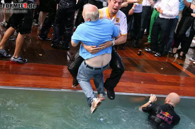 Foto zur News: Platz 10: Norbert Vettel. Der Weltmeister-Papa gehört aufgrund seiner bodenständigen Art eigentlich überhaupt nicht zu den schrillsten Vögeln im Formel-1-Paddock. Aber wenn Sohn Sebastian mal wieder einen Sieg feiert, landet selbst der gelernte Zimmermann aus Heppenheim schon mal im Red-Bull-Pool oder zerfetzt einem Reporter die Hose (siehe Platz 2).