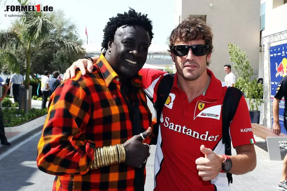 Foto zur News: Platz 1: Moko. Der in Frankreich lebende und immer schrill gekleidete Senegalese ist der Superfan schlechthin, seit ihm der damalige Ferrari-Teamchef Jean Todt erstmals in den Paddock verholfen hat. Moko arbeitet für ein Juwelierunternehmen, das Stars wie Madonna, Cher und Lenny Kravitz beliefert. &quot;Ich verstehe nicht, warum eine Leinwand 100 Millionen Dollar wert sein soll, nur weil Picasso oder Matisse darauf gemalt haben. Aber wenn sich ein Rennfahrer in sein Auto setzt, mit 370 km/h über eine Rennstrecke donnert und heil wieder zurückkommt, dann ist das Kunst für mich&quot;, erklärt er seine Leidenschaft.