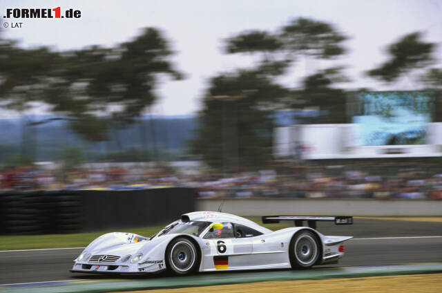 Foto zur News: 1999: Der 22-jährige Webber tritt mit Mercedes bei den 24 Stunden von Le Mans an. Der erhoffte Triumph endet in einem Drama: Die Mercedes-Boliden bekommen auf den Geraden Unterluft, heben ab und fliegen wie Spielzeug-Autos durch die Luft. Webber, den es in Qualifying und Warm-Up gleich zweimal erwischt, entkommt wie durch ein Wunder unverletzt, doch der Traum vom Le-Mans-Sieg bleibt.