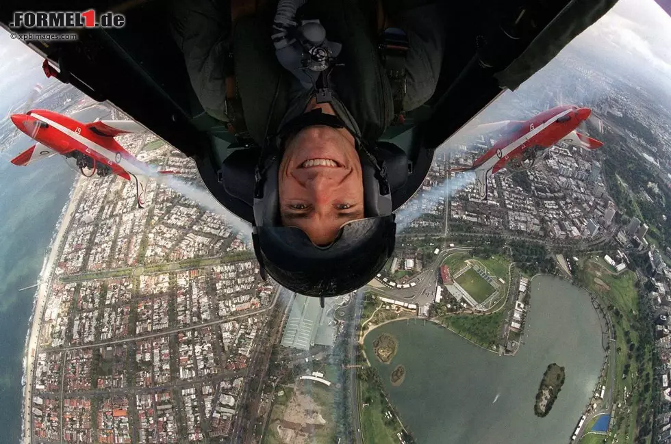 Foto zur News: Webber stellt die Formel 1 gleich mal auf den Kopf. Nicht im Kampfjet, sondern als Sensations-Fünfter in seinem ersten Rennen in Melbourne. Die beiden &quot;Aussies&quot; Webber und Stoddart feiern dies vor Heimpublikum standesgemäß auf dem Podium. Nach der offiziellen Top-3-Siegerehrung, versteht sich.