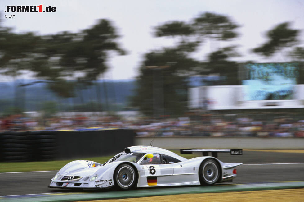 1999: Der 22-jährige Mark Webber tritt mit Mercedes bei den 24 Stunden von Le Mans an. Der erhoffte Triumph endet in einem Drama: Die Mercedes-Boliden bekommen auf den Geraden Unterluft, heben ab und fliegen wie Spielzeug-Autos durch die Luft. Webber, den es in Qualifying und Warm-Up gleich zweimal erwischt, entkommt wie durch ein Wunder unverletzt, doch der Traum vom Le-Mans-Sieg bleibt. 1999: Der 22-jährige Mark Webber tritt mit Mercedes bei den 24 Stunden von Le Mans an. Der erhoffte Triumph endet in einem Drama: Die Mercedes-Boliden bekommen auf den Geraden Unterluft, heben ab und fliegen wie Spielzeug-Autos durch die Luft. Webber, den es in Qualifying und Warm-Up gleich zweimal erwischt, entkommt wie durch ein Wunder unverletzt, doch der Traum vom Le-Mans-Sieg bleibt.