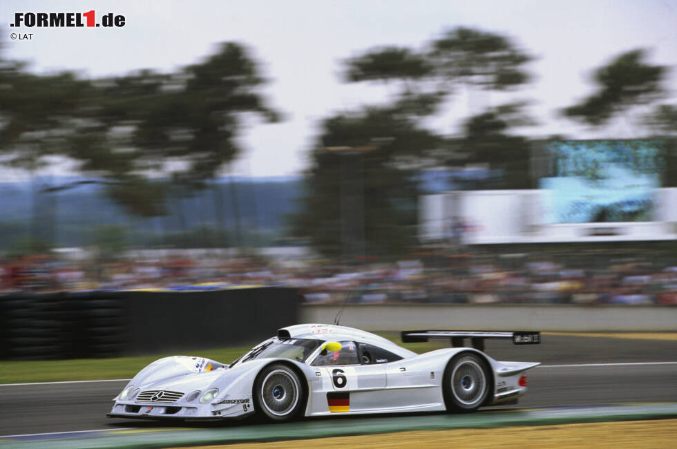 Foto zur News: 1999: Der 22-jährige Mark Webber tritt mit Mercedes bei den 24 Stunden von Le Mans an. Der erhoffte Triumph endet in einem Drama: Die Mercedes-Boliden bekommen auf den Geraden Unterluft, heben ab und fliegen wie Spielzeug-Autos durch die Luft. Webber, den es in Qualifying und Warm-Up gleich zweimal erwischt, entkommt wie durch ein Wunder unverletzt, doch der Traum vom Le-Mans-Sieg bleibt.
