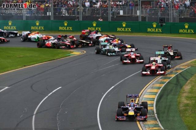 Foto zur News: Die neue Saison beginnt so, wie die alte aufgehört hat: mit Weltmeister Sebastian Vettel an der Spitze. Der Red-Bull-Pilot gewinnt in Melbourne zwar den Start, aber nicht das Rennen.