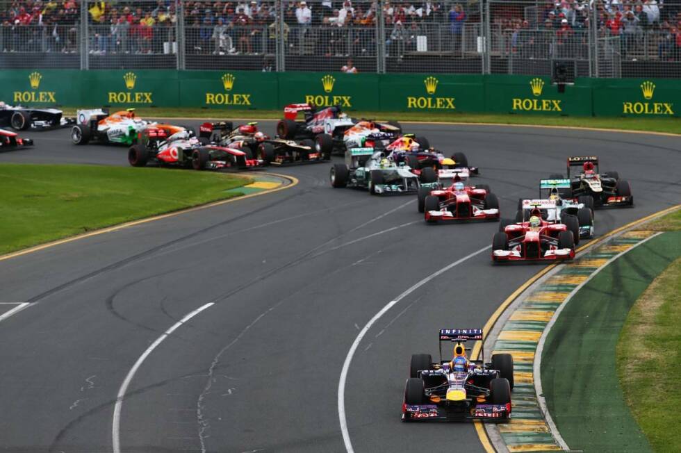 Foto zur News: Die neue Saison beginnt so, wie die alte aufgehört hat: mit Weltmeister Sebastian Vettel an der Spitze. Der Red-Bull-Pilot gewinnt in Melbourne zwar den Start, aber nicht das Rennen.