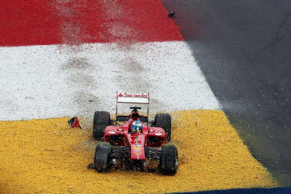 Foto zur News: Nach dem ermutigenden Saisonauftakt folgt für Fernando Alonso nur eine Woche später die Ernüchterung: Weil er nach Berührung mit Vettel in der zweiten Kurve nicht an die Box kommt, bricht zu Beginn der zweiten Runde der Frontflügel ab: null Punkte.