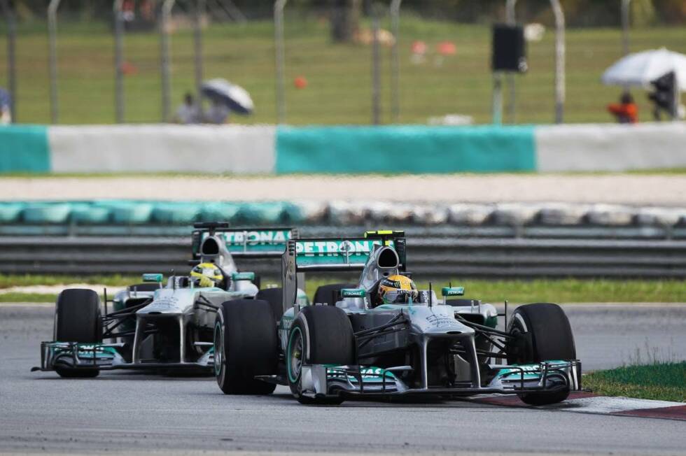 Foto zur News: Aber für die Kontroversen sorgen andere. Nico Rosberg etwa, der auf Anweisung von Mercedes-Teamchef Ross Brawn schon sehr kreativ bremsen muss, um Lewis Hamilton nicht zu überholen. Bei dem ist im Finish nämlich das Benzin knapp. &quot;Das merke ich mir&quot;, sagt Rosberg nach der Zieldurchfahrt.