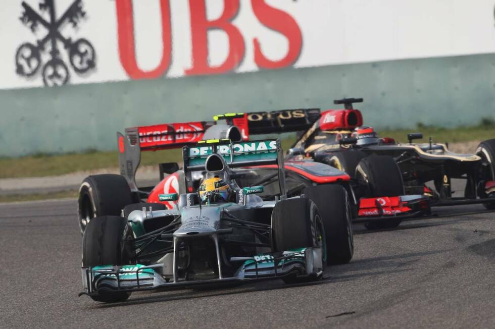 Foto zur News: Kimi Räikkönen fängt sich an Sergio Perez einen kleinen Aero-Schaden ein, der ein paar Punkte Anpressdruck kostet. &quot;Ich verstehe nie, warum du mehr Frontflügel willst. War doch perfekt&quot;, scherzt der Lotus-Pilot nach der Zieldurchfahrt auf Platz zwei.