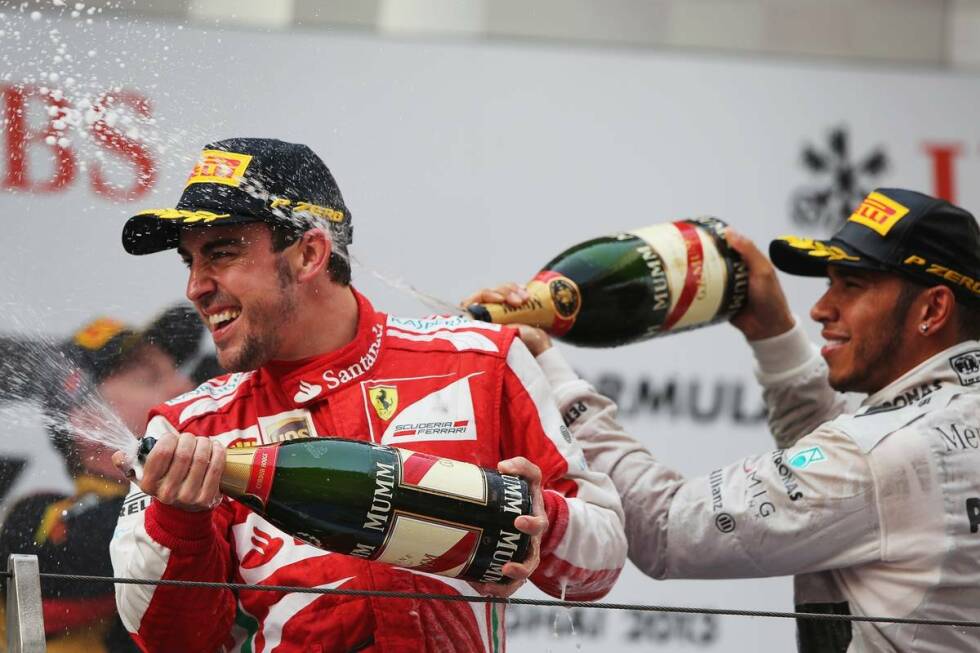 Foto zur News: Genauso groß wie Mansell: Fernando Alonso feiert beim Grand Prix von China seinen 31. Sieg. In der ewigen Bestenliste der Formel 1 liegen nun nur noch Schumacher (91), Prost (51) und Senna (41) vor ihm. WM-Stand nach drei von 19 Rennen: Vettel 52 - Räikkönen 49 - Alonso 43 - Hamilton 40.