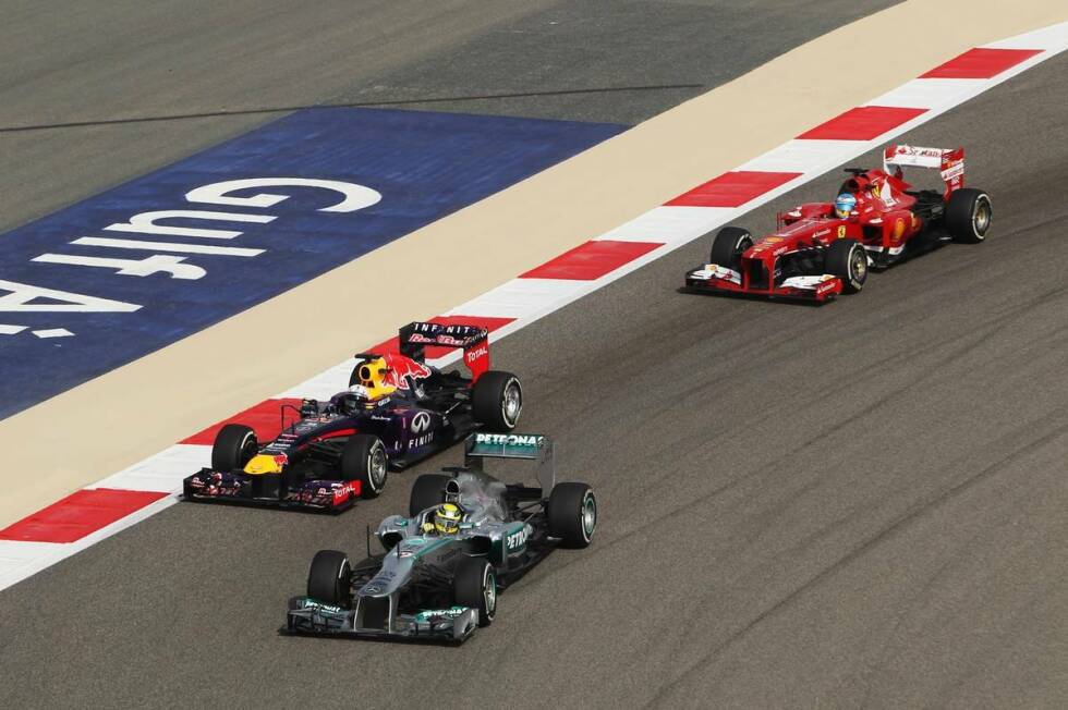 Foto zur News: &quot;Grausam&quot;, wie Polesetter Nico Rosberg in Bahrain ein Opfer der Pirelli-Reifen wird und Platz um Platz verliert, nur um letztendlich Neunter zu werden. Genau das Gegenteil zum reifenfressenden Mercedes ist der Lotus: Räikkönen wird mit Zweistoppstrategie Zweiter, Grosjean Dritter.