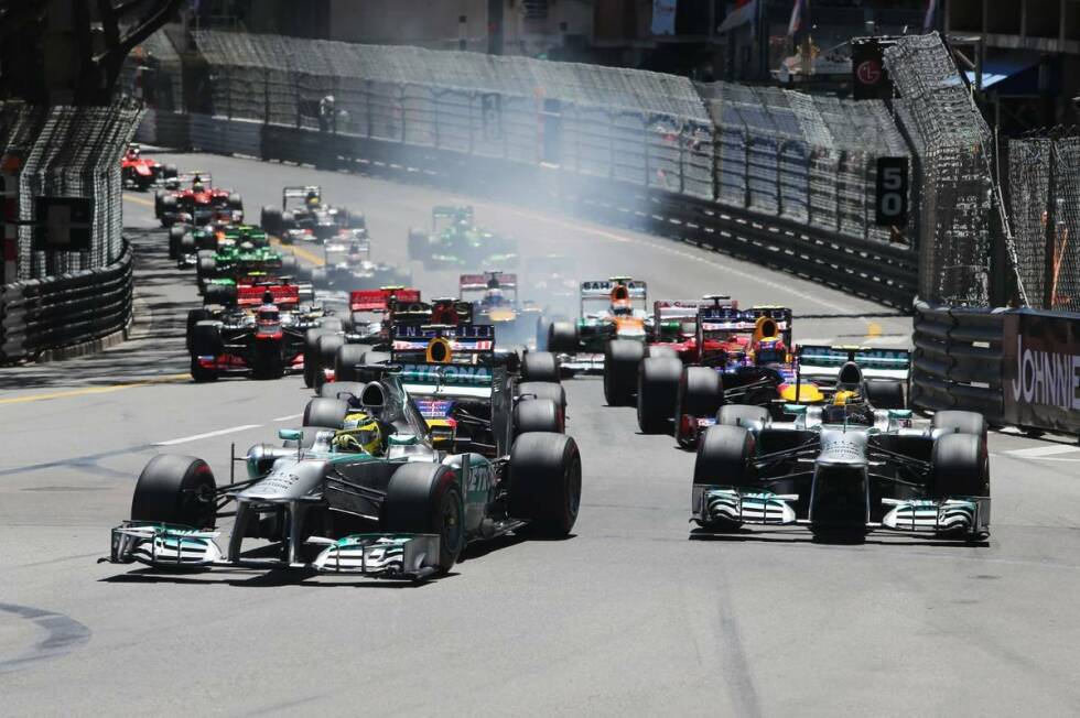 Foto zur News: Monaco, das erste Rennen nach dem Mercedes-Geheimtest: Plötzlich halten die Pirellis am Silberpfeil einigermaßen - und Rosberg/Hamilton schirmen Vettel im Red Bull am Start perfekt ab. Hamilton können die Red Bulls durch einen clever getimten Boxenstopp noch knacken, Rosberg nicht mehr.