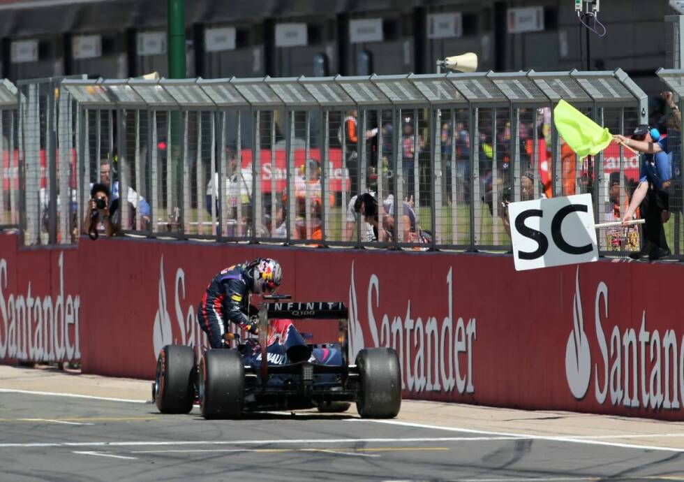 Foto zur News: Zumindest geht auch WM-Rivale Vettel leer aus - in Führung liegend wegen eines Getriebeschadens.