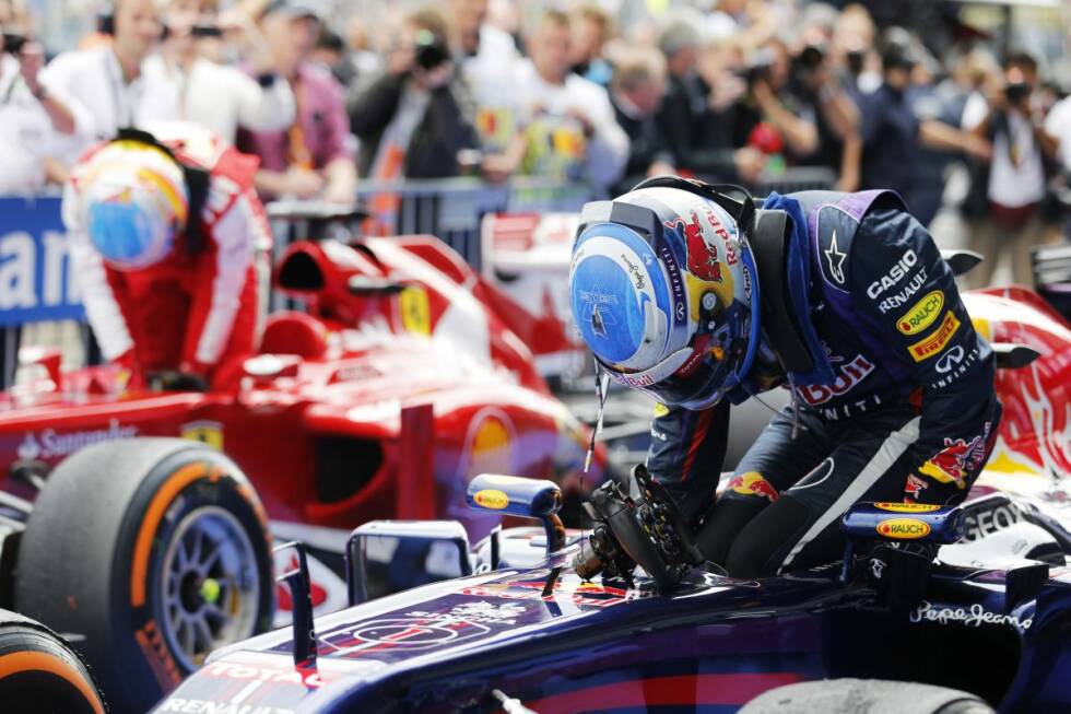Foto zur News: Was sich dann auch im Rennergebnis widerspiegelt: Vettel gewinnt in Spa-Francorchamps. Was noch niemand ahnt: Es sollte der Beginn einer langen Siegesserie werden. Fernando Alonso wird Zweiter, Hamilton Dritter - und Kimi Räikkönen geht leer aus. WM-Stand nach elf von 19 Rennen: Vettel 197 - Alonso 151 - Hamilton 139 - Räikkönen 134.