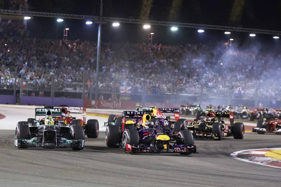 Foto zur News: Sieger beim Nachtrennen: natürlich wieder Sebastian Vettel. Rosberg kann nur auf den ersten Metern die Nase ein bisschen reinhalten, danach ist der dreimalige Weltmeister eine Klasse für sich. Nicht einmal das Mercedes-Safety-Car kann für Unruhe sorgen.