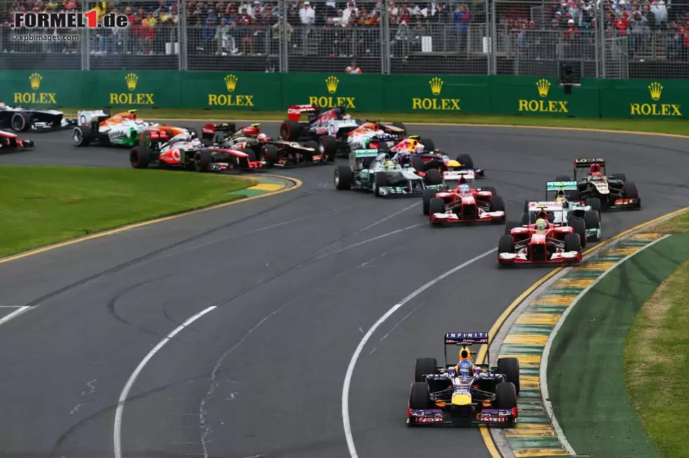 Foto zur News: Die neue Saison beginnt so, wie die alte aufgehört hat: mit Weltmeister Sebastian Vettel an der Spitze. Der Red-Bull-Pilot gewinnt in Melbourne zwar den Start, aber nicht das Rennen.