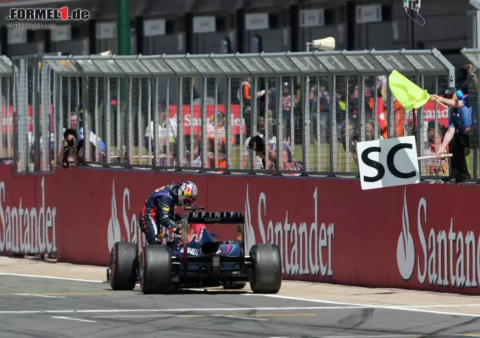 Zumindest geht auch WM-Rivale Vettel leer aus - in Führung liegend wegen eines Getriebeschadens. Foto zur News: Zumindest geht auch WM-Rivale Vettel leer aus - in Führung liegend wegen eines Getriebeschadens.