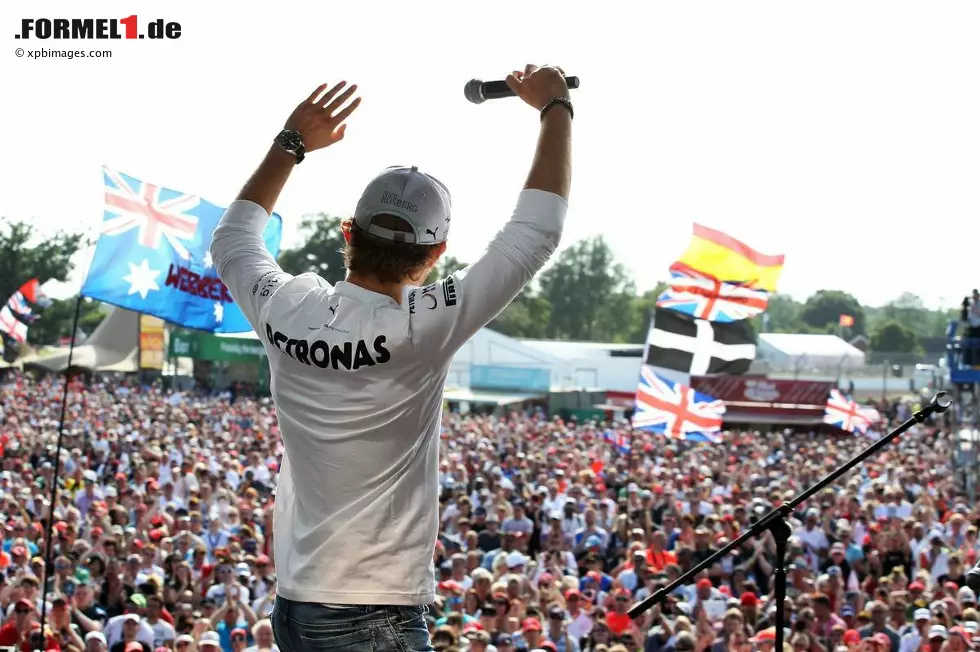 Trotzdem gewinnt ein Deutscher: Nico Rosberg feiert Saisonsieg Nummer zwei und lässt sich anschließend bei der traditionellen Grand-Prix-Party von zehntausenden britischen Fans feiern. WM-Stand nach acht von 19 Rennen: Vettel 132 - Alonso 111 - Räikkönen 98 - Hamilton 89. Foto zur News: Trotzdem gewinnt ein Deutscher: Nico Rosberg feiert Saisonsieg Nummer zwei und lässt sich anschließend bei der traditionellen Grand-Prix-Party von zehntausenden britischen Fans feiern. WM-Stand nach acht von 19 Rennen: Vettel 132 - Alonso 111 - Räikkönen 98 - Hamilton 89.