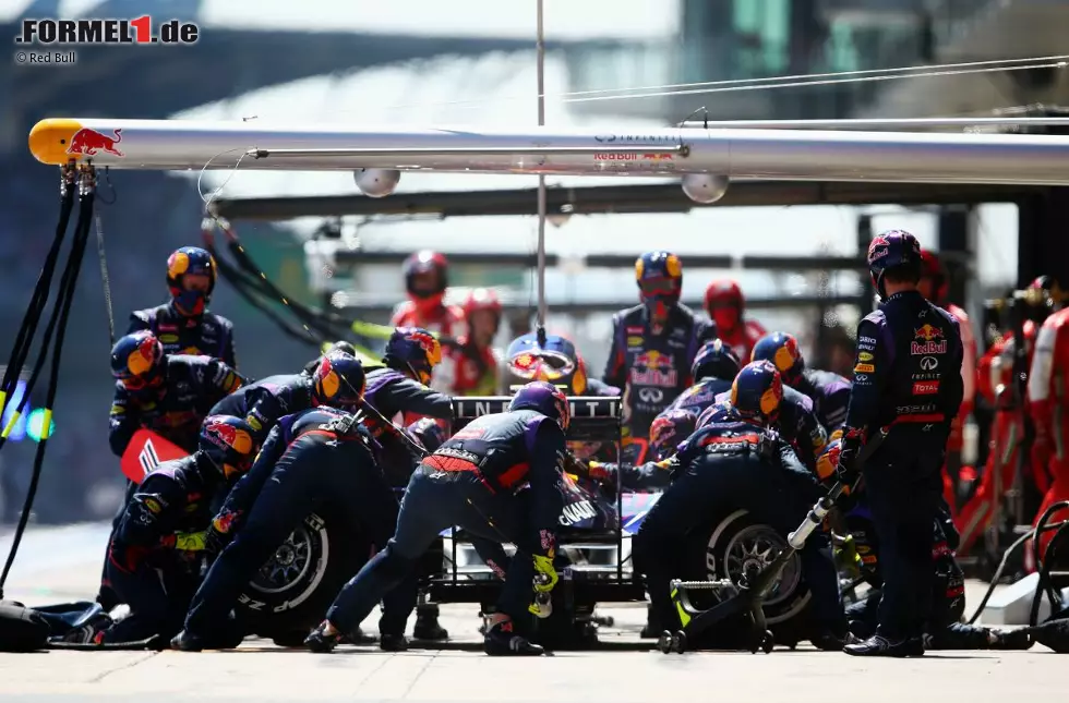 Das nächste Drama auf dem Nürburgring: Mark Webber fährt bei diesem Boxenstopp los, verliert ein Rad - und das erschlägt beinahe den Kameramann Paul Allen. Dieser überlebt zum Glück ohne bleibende Schäden, wird aber schwer verletzt ins Krankenhaus eingeliefert. Foto zur News: Das nächste Drama auf dem Nürburgring: Mark Webber fährt bei diesem Boxenstopp los, verliert ein Rad - und das erschlägt beinahe den Kameramann Paul Allen. Dieser überlebt zum Glück ohne bleibende Schäden, wird aber schwer verletzt ins Krankenhaus eingeliefert.