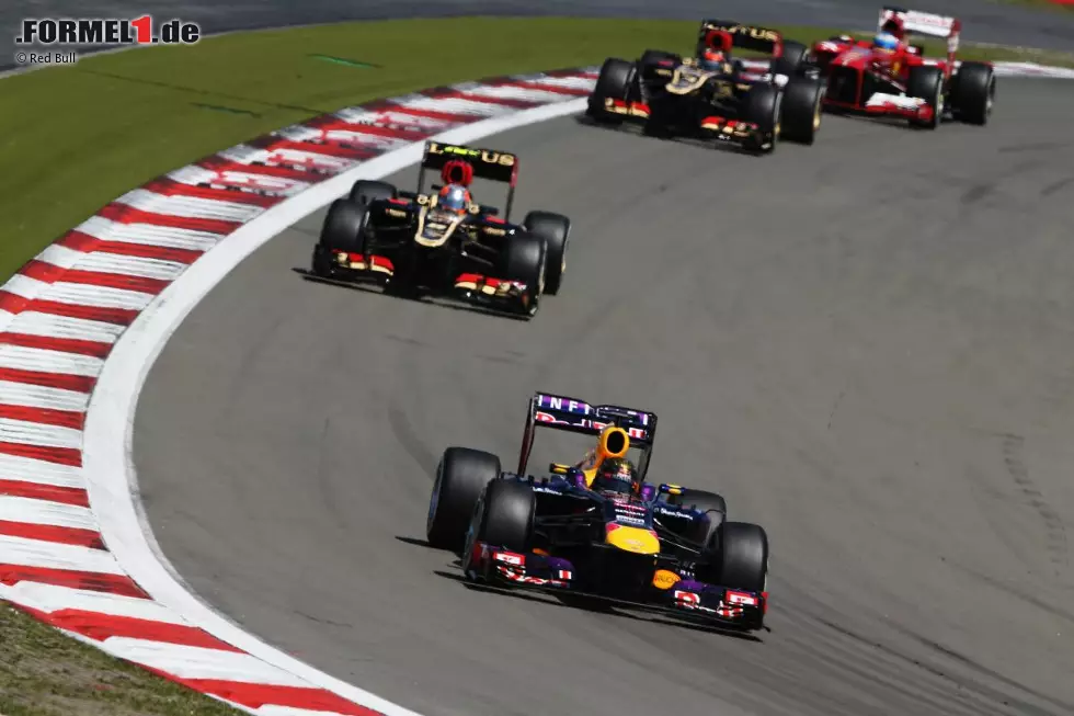 Das Rennen gewinnt Sebastian Vettel nach hartem Kampf vor den beiden Lotus-Piloten - Räikkönen setzt ihn in der Schlussphase mit frischeren Reifen mächtig unter Druck - und Fernando Alonso. Foto zur News: Das Rennen gewinnt Sebastian Vettel nach hartem Kampf vor den beiden Lotus-Piloten - Räikkönen setzt ihn in der Schlussphase mit frischeren Reifen mächtig unter Druck - und Fernando Alonso.