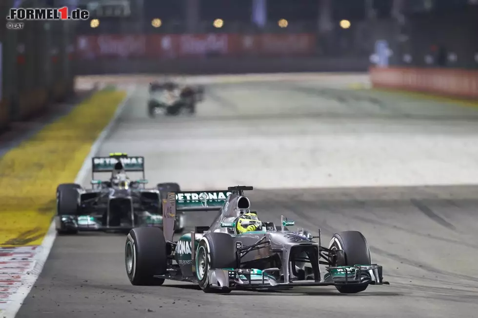 Singapur, der härteste Grand Prix des Jahres - und eines der Lieblingsrennen von Lewis Hamilton. Aber der Stadtkurs meint es wieder nicht gut mit ihm: Platz sechs hinter Nico Rosberg, weil sich Mercedes während der Safety-Car-Phase strategisch verschätzt. Bereits 2012 hatte ihn ein technischer Defekt den sicheren Sieg gekostet. Wenige Stunden später entschloss er sich dazu, McLaren zu verlassen. Foto zur News: Singapur, der härteste Grand Prix des Jahres - und eines der Lieblingsrennen von Lewis Hamilton. Aber der Stadtkurs meint es wieder nicht gut mit ihm: Platz sechs hinter Nico Rosberg, weil sich Mercedes während der Safety-Car-Phase strategisch verschätzt. Bereits 2012 hatte ihn ein technischer Defekt den sicheren Sieg gekostet. Wenige Stunden später entschloss er sich dazu, McLaren zu verlassen.