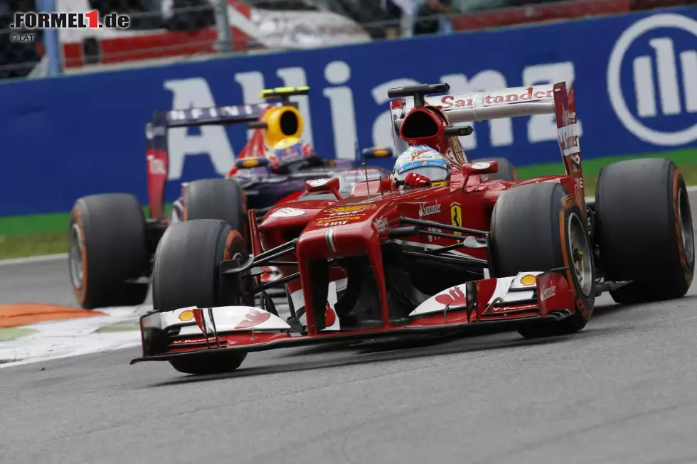 ... aber der zweite ist inzwischen selbst auf Hochgeschwindigkeits-Strecken, einst Adrian Neweys Kryptonit, unschlagbar: Sebastian Vettel gewinnt fünf Jahre nach dem "Wunder von Monza" zum dritten Mal den Grand Prix von Italien. Lewis Hamilton (Neunter) und Kimi Räikkönen (Elfter) lassen Federn. WM-Stand nach zwölf von 19 Rennen: Vettel 222 - Alonso 169 - Hamilton 141 - Räikkönen 134. Foto zur News: ... aber der zweite ist inzwischen selbst auf Hochgeschwindigkeits-Strecken, einst Adrian Neweys Kryptonit, unschlagbar: Sebastian Vettel gewinnt fünf Jahre nach dem "Wunder von Monza" zum dritten Mal den Grand Prix von Italien. Lewis Hamilton (Neunter) und Kimi Räikkönen (Elfter) lassen Federn. WM-Stand nach zwölf von 19 Rennen: Vettel 222 - Alonso 169 - Hamilton 141 - Räikkönen 134.