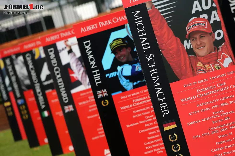 Foto zur News: In Gedanken bei Michael Schumacher: Während der Rekord-Weltmeister in Grenoble weiter um sein Leben kämpft, beginnt die Formel 1 in Melbourne ihre neue Saison. &quot;Ein guter Freund von mir kämpft weit weg von uns um sein Leben. Wir müssen jeden Tag beten, dass Michael aufwacht&quot;, sagt Felipe Massa. Einer von mehreren Kollegen, die beim Grand Prix von Australien mit Schumacher-Logo auf ihrem Helm fahren.