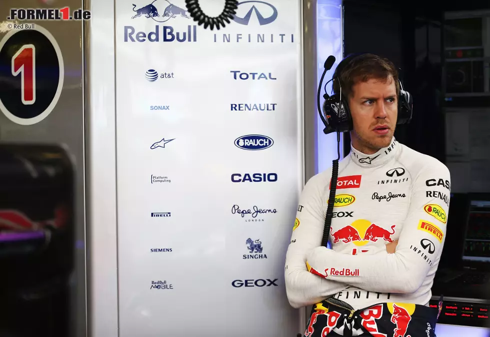 Foto zur News: Zeit für ein Fotoshooting hätte Vettel auch während des ersten Trainings. Weil an seinem RB10 der Unterboden gewechselt wird, muss er sich die erste Dreiviertelstunde in Geduld üben. Und vielleicht ein bisschen daran erfreuen, dass es Lewis Hamilton im Mercedes auch nicht besser geht. Ironie am Rande: Die beiden Fahrer mit dem schlechtesten Trainingsauftakt sollten dann auch am Sonntag nicht vom Glück verfolgt sein...