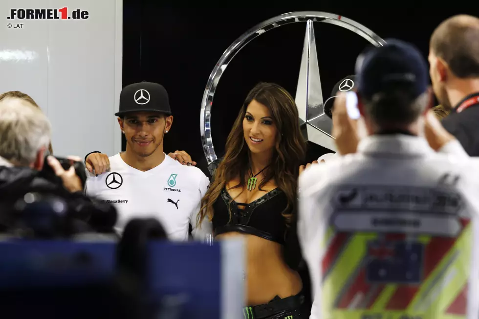 Hat er oder hat er nicht? Er hat nicht, sagt Nicole Scherzinger - und dementiert damit alle Gerüchte um eine angebliche Verlobung. Dreimal soll ihr Lewis Hamilton schon einen Antrag gemacht haben, dreimal soll er abgeblitzt sein. Ob er im weit entfernten Melbourne wohl schon Trost bei einer Neuen sucht? Foto zur News: Hat er oder hat er nicht? Er hat nicht, sagt Nicole Scherzinger - und dementiert damit alle Gerüchte um eine angebliche Verlobung. Dreimal soll ihr Lewis Hamilton schon einen Antrag gemacht haben, dreimal soll er abgeblitzt sein. Ob er im weit entfernten Melbourne wohl schon Trost bei einer Neuen sucht?