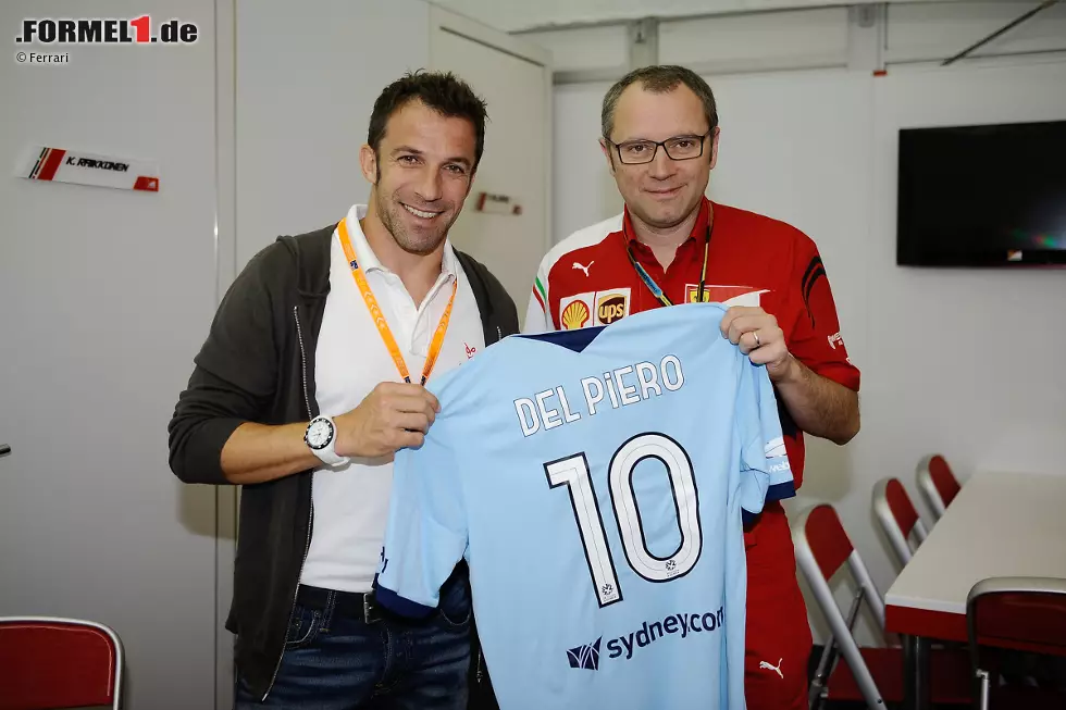 Italiener in Australien: Alessandro del Piero, jahrelang eine Stütze der "Squadra Azzurra", kickt seit 2012 in Sydney, hat seiner alten Liebe Juventus Turin (enge Verbindung zum FIAT-Konzern) für immer abgeschworen. Und weil Melbourne nur einen Katzensprung von Sydney entfernt ist (eineinhalb Flugstunden), stattet er dem Ferrari-Team mal eben kurz einen Besuch ab. Foto zur News: Italiener in Australien: Alessandro del Piero, jahrelang eine Stütze der "Squadra Azzurra", kickt seit 2012 in Sydney, hat seiner alten Liebe Juventus Turin (enge Verbindung zum FIAT-Konzern) für immer abgeschworen. Und weil Melbourne nur einen Katzensprung von Sydney entfernt ist (eineinhalb Flugstunden), stattet er dem Ferrari-Team mal eben kurz einen Besuch ab.