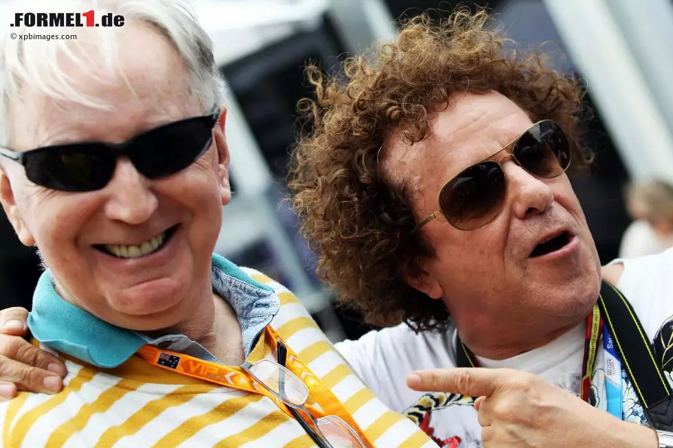 Legenden unter sich: links John Watson, der ehemalige Formel-1-Pilot, der zwar fünf Grands Prix gewinnen konnte, aber nie die Weltmeisterschaft, und rechts Leo Sayer, Pop-Superstar der 70er und 80er und seit 2009 mit einem australischen (statt britischen) Pass ausgestattet. Und, nebenbei bemerkt, glühender Motorsport-Fan und Spezialfreund unseres Formel1.de-Kolumnisten Kai Ebel. Foto zur News: Legenden unter sich: links John Watson, der ehemalige Formel-1-Pilot, der zwar fünf Grands Prix gewinnen konnte, aber nie die Weltmeisterschaft, und rechts Leo Sayer, Pop-Superstar der 70er und 80er und seit 2009 mit einem australischen (statt britischen) Pass ausgestattet. Und, nebenbei bemerkt, glühender Motorsport-Fan und Spezialfreund unseres Formel1.de-Kolumnisten Kai Ebel.