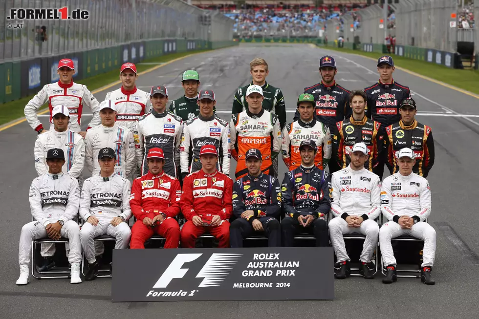 Die Klasse von 2014, mit drei neuen Gesichtern: Daniil Kwjat (hintere Reihe, Erster von rechts), Marcus Ericsson (hintere Reihe, Dritter von rechts) und Kevin Magnussen (vordere Reihe, Erster von rechts). Foto zur News: Die Klasse von 2014, mit drei neuen Gesichtern: Daniil Kwjat (hintere Reihe, Erster von rechts), Marcus Ericsson (hintere Reihe, Dritter von rechts) und Kevin Magnussen (vordere Reihe, Erster von rechts).