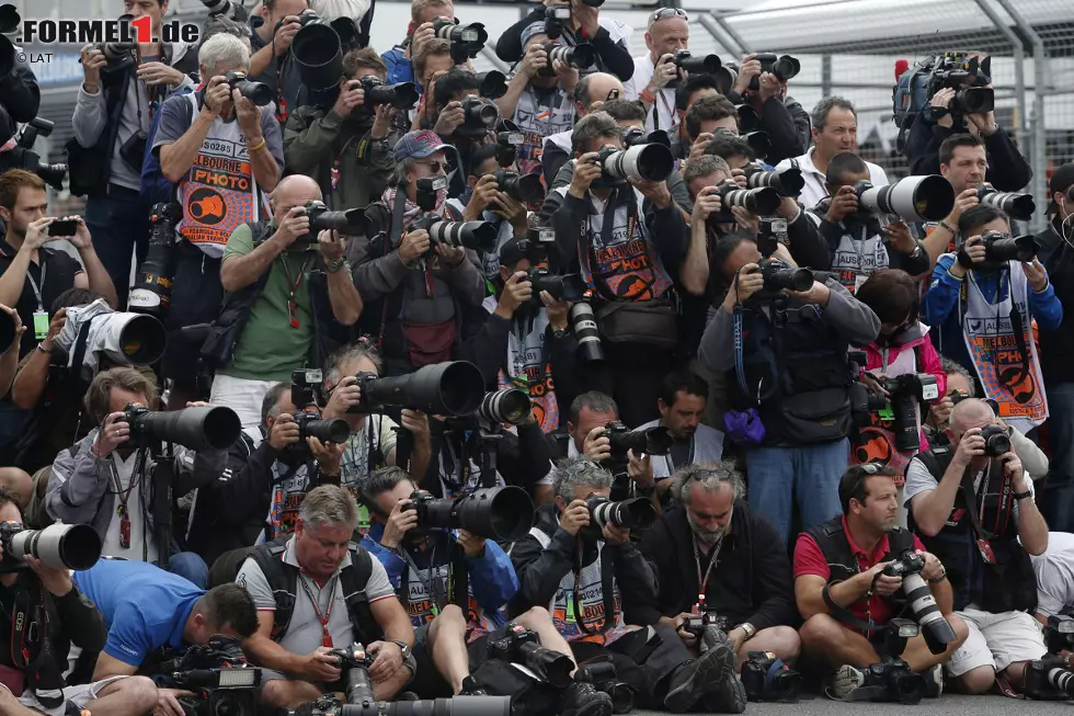Und so sieht's genau gegenüber aus, wenn sich dutzende Fotografen um das beste "Klassenfoto" drängeln. Mittendrin auch unsere Knipser von den Partneragenturen LAT und xpbimages.com, sowie Lukas Gorys, der Haus- und Hof-Fotograf unseres Formel1.de-Kolumnisten Kai Ebel. Foto zur News: Und so sieht's genau gegenüber aus, wenn sich dutzende Fotografen um das beste "Klassenfoto" drängeln. Mittendrin auch unsere Knipser von den Partneragenturen LAT und xpbimages.com, sowie Lukas Gorys, der Haus- und Hof-Fotograf unseres Formel1.de-Kolumnisten Kai Ebel.