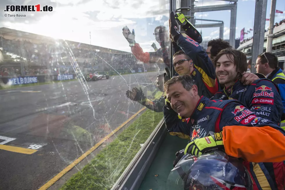 Endlich mal wieder besser als der "große Bruder": Toro Rosso, "B-Team" von Red Bull, punktet diesmal mit beiden Autos, ganz im Gegensatz zur vermeintlichen A-Mannschaft. Rookie Daniil Kwjat (19) macht sich als Neunter zum jüngsten Fahrer, der je in der Formel 1 Punkte gesammelt hat - und stiehlt damit Sebastian Vettels alten Rekord. Foto zur News: Endlich mal wieder besser als der "große Bruder": Toro Rosso, "B-Team" von Red Bull, punktet diesmal mit beiden Autos, ganz im Gegensatz zur vermeintlichen A-Mannschaft. Rookie Daniil Kwjat (19) macht sich als Neunter zum jüngsten Fahrer, der je in der Formel 1 Punkte gesammelt hat - und stiehlt damit Sebastian Vettels alten Rekord.