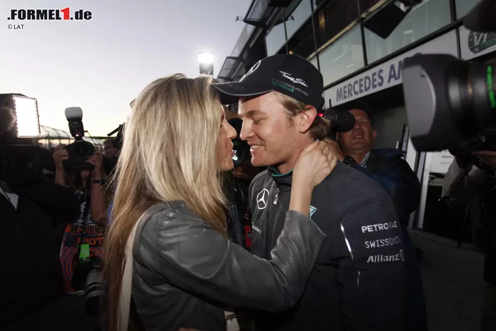 Noch mehr Grund zur Freude hat Nico Rosberg, und zwar nicht nur wegen des überlegenen Sieges beim Auftaktrennen. Seine Freundin Vivian Sibold (eine Innenarchitektin, auf deren Kappe unter anderem das stylische Caterham-Motorhome geht) soll noch diesen Sommer Frau Rosberg werden. Und zwar mit Traumhochzeit in Monaco. Wo sonst? Foto zur News: Noch mehr Grund zur Freude hat Nico Rosberg, und zwar nicht nur wegen des überlegenen Sieges beim Auftaktrennen. Seine Freundin Vivian Sibold (eine Innenarchitektin, auf deren Kappe unter anderem das stylische Caterham-Motorhome geht) soll noch diesen Sommer Frau Rosberg werden. Und zwar mit Traumhochzeit in Monaco. Wo sonst?