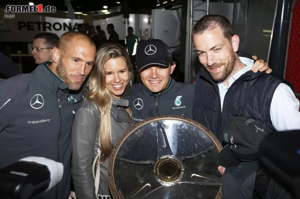 Das sympathische Team Rosberg: Physio Daniel Schlösser, Bald-Ehefrau Vivian Sibold, the Man himself und Medienberater Georg Nolte. Das ausgelassene Tänzchen im Parc ferme, noch vor der Siegerehrung, war Ausdruck ihrer überschäumenden Freude. Foto zur News: Das sympathische Team Rosberg: Physio Daniel Schlösser, Bald-Ehefrau Vivian Sibold, the Man himself und Medienberater Georg Nolte. Das ausgelassene Tänzchen im Parc ferme, noch vor der Siegerehrung, war Ausdruck ihrer überschäumenden Freude.