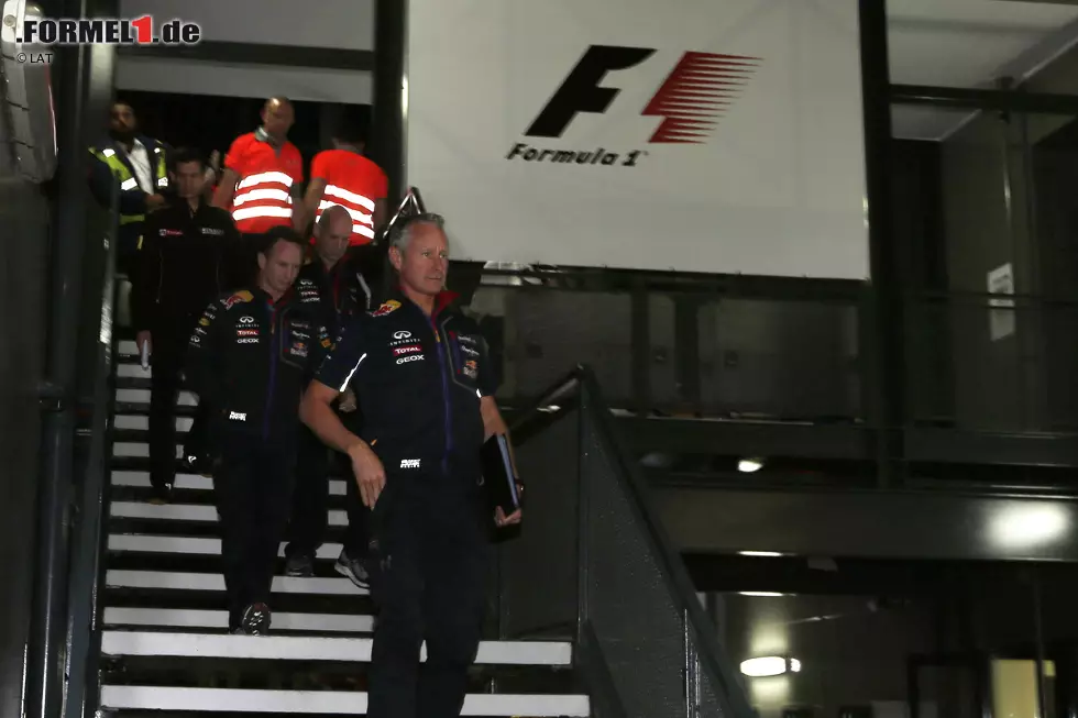 Aber die Freude währt nicht lang. Kurz nach Rennende werden Teammanager Jonathan Wheatley, Teamchef Christian Horner, Chefdesigner Adrian Newey und Motoren-Einsatzleiter Remi Taffin zu den FIA-Rennkommissaren zitiert, um den überhöhten Benzinverbrauch von Ricciardo zu erklären. Was sie offenbar nicht können. Foto zur News: Aber die Freude währt nicht lang. Kurz nach Rennende werden Teammanager Jonathan Wheatley, Teamchef Christian Horner, Chefdesigner Adrian Newey und Motoren-Einsatzleiter Remi Taffin zu den FIA-Rennkommissaren zitiert, um den überhöhten Benzinverbrauch von Ricciardo zu erklären. Was sie offenbar nicht können.