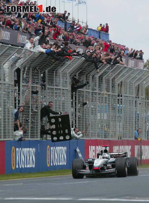 Foto zur News: Elf der 18 Formel-1-Rennen im Albert Park wurden von der ersten Startreihe aus gewonnen. David Coulthards Sieg vom elften Startplatz im Jahr 2003 ist immer noch Rekord, unmittelbar vor Kimi Räikkönens Triumph genau zehn Jahre später von der siebten Position.