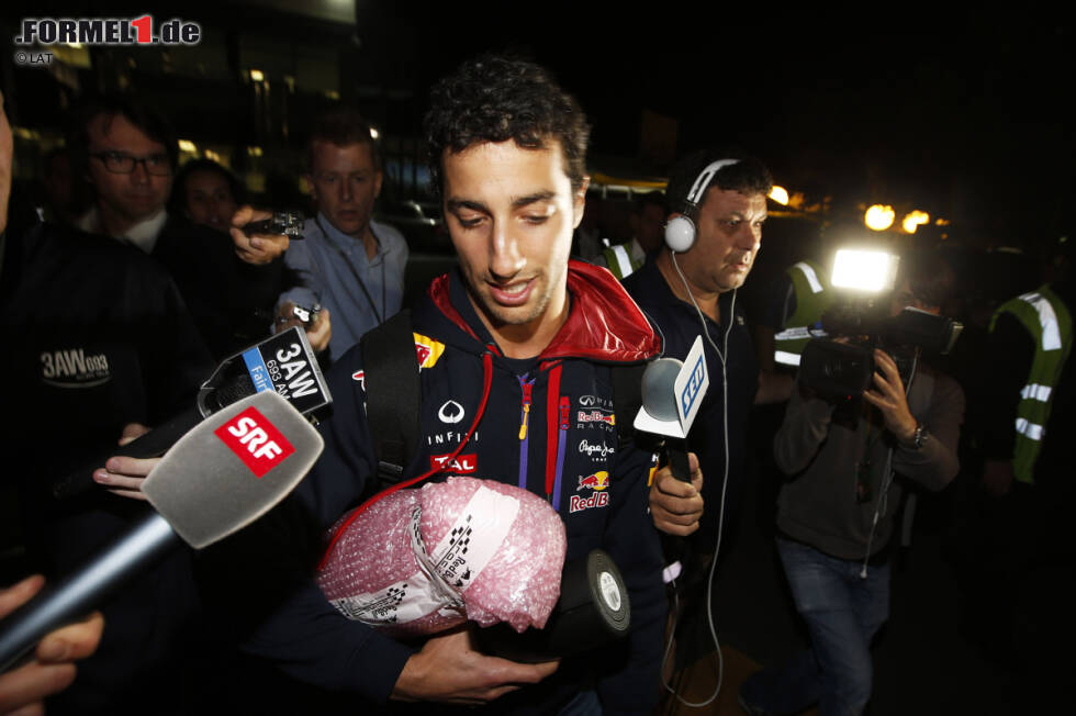Foto zur News: Herald Sun (Australien): "Er gewann, ohne zu gewinnen. Verlor dann, ohne zu verlieren. Er war erst drinnen, dann draußen. Erst oben, dann unten. Zunächst konnte Daniel Ricciardo seinen Podestplatz beim Grand Prix von Australien nicht fassen. Doch noch weniger konnte er später die Vorgänge nach dem Rennen fassen."