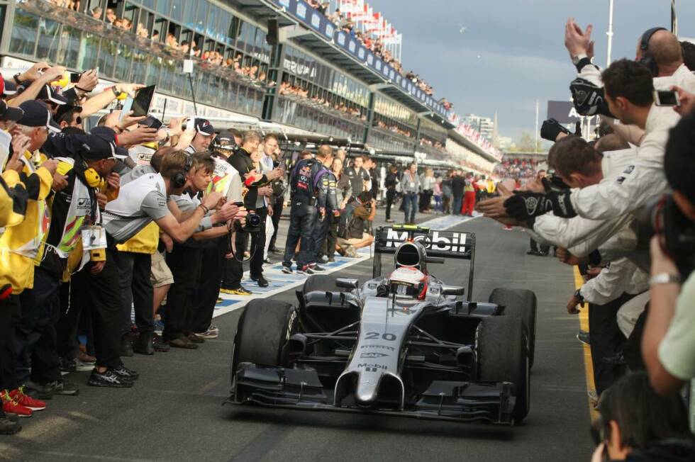 Foto zur News: Corriere dello Sport (Italien): &quot;Der Beginn der Turbo-Ära überrascht uns von Anfang an. McLaren, ein nobles Team, erobert die Rolle zurück, die ihm zusteht. Mercedes ist wirklich stark, doch Hamiltons Panne ist für die Deutschen durchaus besorgniserregend. Red Bull streitet mit den Richtern.&quot;