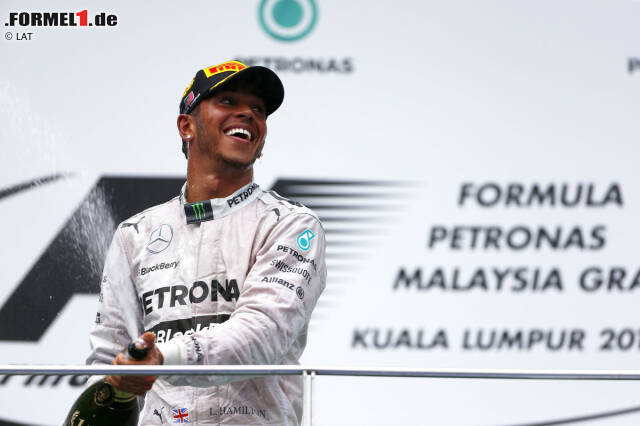 Foto zur News: New Straits Times (Malaysia): "Totale Kontrolle. Lewis Hamilton hat Mercedes beim Grand Prix von Malaysia eindrucksvoll zum historischen Doppelsieg geführt. Es war eine der dominantesten Vorstellungen, die Sepang jemals gesehen hat. Aufmunterung für Malaysia: Der Mercedes-Sieg heiterte die gedrückte Stimmung im Land nach dem Unglück von Flug MH370 ein wenig auf."