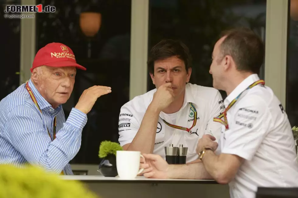 Foto zur News: La Stampa (Italien): "Mercedes ohne Rivalen. Hamilton und Rosberg sind die neuen Herrscher der Formel 1. In den Jahren, in denen Red Bull siegte, dachte Mercedes an die Zukunft. Das Team plante und hat eine Revolution in die Wege geleitet. Die Überlegenheit von Mercedes ist der harten Vorbereitungsarbeit in Hinblick auf die neuen Regeln zu verdanken."
