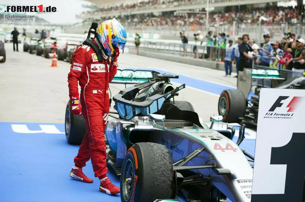 Sport (Spanien): "Alonso weiterhin sehr weit weg von Hamilton. Alonso beginnt und endet als Vierter. Hamilton setzt sich mit Autorität durch." Foto zur News: Sport (Spanien): "Alonso weiterhin sehr weit weg von Hamilton. Alonso beginnt und endet als Vierter. Hamilton setzt sich mit Autorität durch."