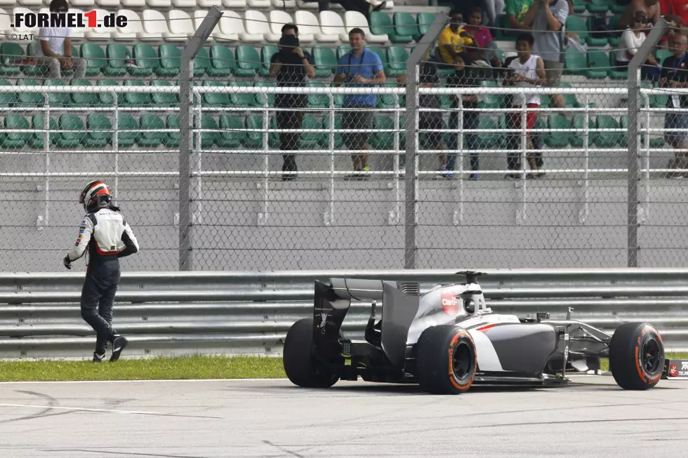 Foto zur News: Blick (Schweiz): "Lewis Hamilton gewinnt den Großen Preis von Malaysia vor Mercedes-Teamkollege Nico Rosberg und Sebastian Vettel. Für Sauber ist es ein Tag zum Vergessen - beide Boliden schaffen es nicht ins Ziel."